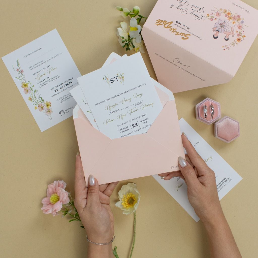 Thiệp cưới hồng pastel họa tiết hoa dại và chibi cặp đôi dễ thương mã BN-A007