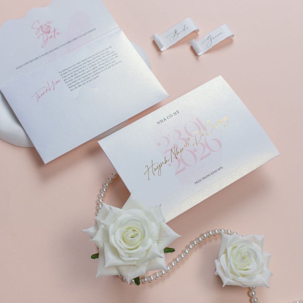 Thiệp Cưới 3 In 1 Trắng Hồng Pastel Chữ Vàng Gold – Đẹp 2026