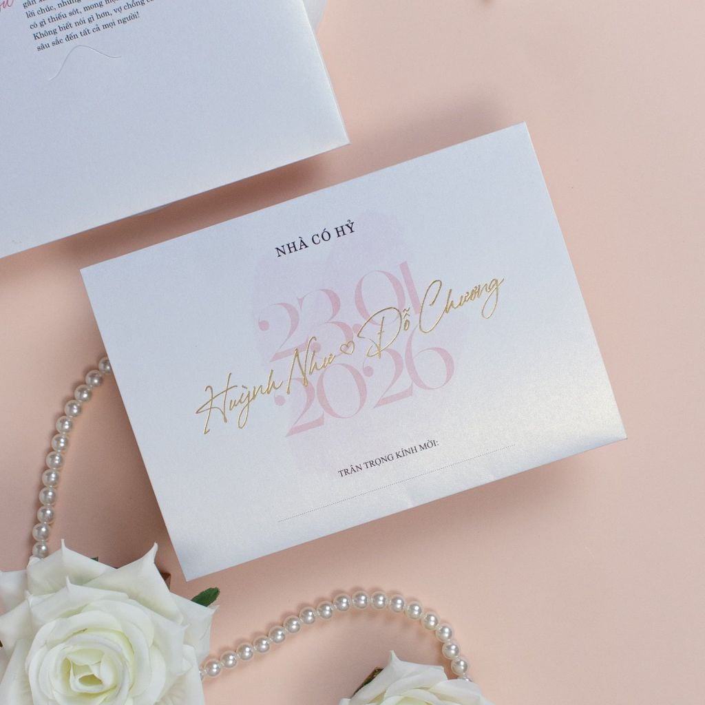 Thiệp Cưới 3 In 1 Trắng Hồng Pastel Chữ Vàng Gold – Đẹp 2026