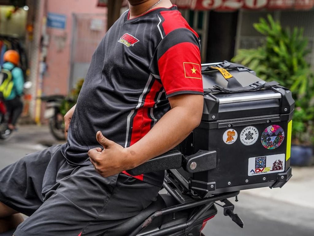 Tay vịn thùng nhôm sau gập gọn