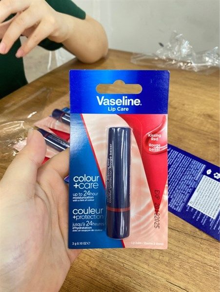 Son Dưỡng Có Màu Vaseline Đỏ Tươi Tắn 3g Colour + Care #Kissing Red