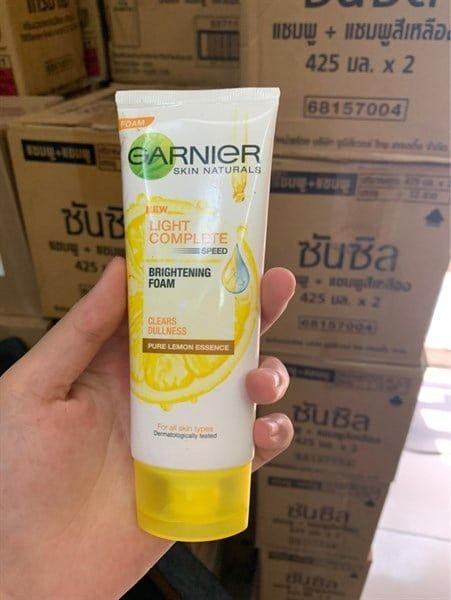 Sửa rửa mặt Garnier Light Complete vàng