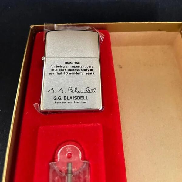 Set Bật Lửa Zippo 40th Anniversary (1932-1972) – Phiên Bản Kỷ Niệm 40 Năm – Bản Sưu Tầm Di Sản Cổ Điển (Full Box)