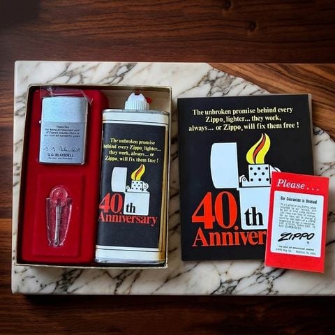 Set Bật Lửa Zippo 40th Anniversary (1932-1972) – Phiên Bản Kỷ Niệm 40 Năm – Bản Sưu Tầm Di Sản Cổ Điển (Full Box)