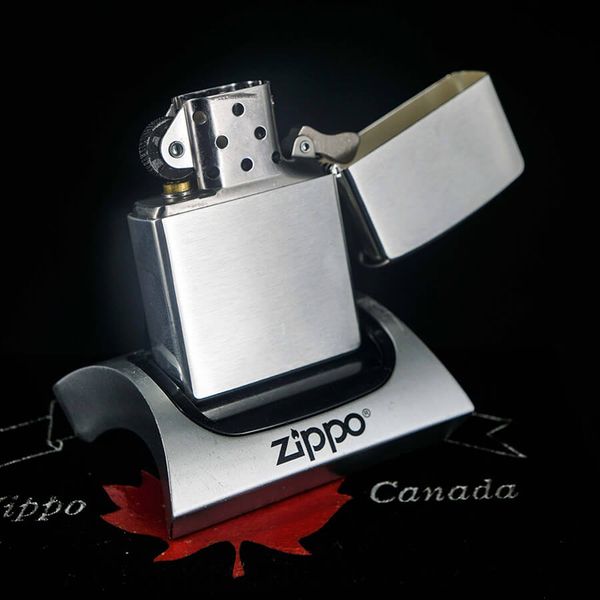 Zippo Canada 2002 – Bản Mạ Bạc Silver Plate – Đời XVIII – Hàng Sưu Tầm Cuối Cùng C96