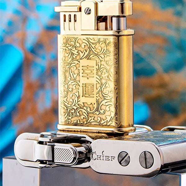 Bật lửa xăng đá Chief khắc nổi hoa văn đánh lửa bán tự động CF703B