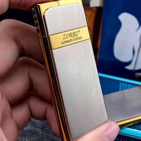 Bật lửa chính hãng Zorro bạc xước viền vàng Z642