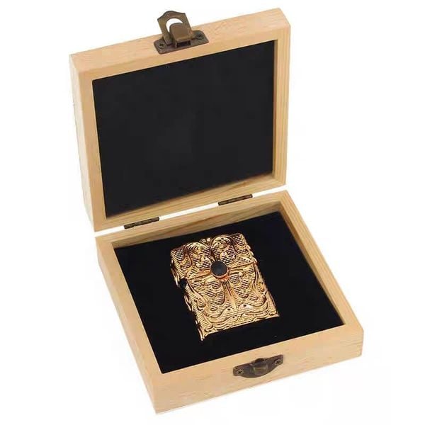 Bật lửa Chief ốp nổi hoa văn gắn đá quý CF1024