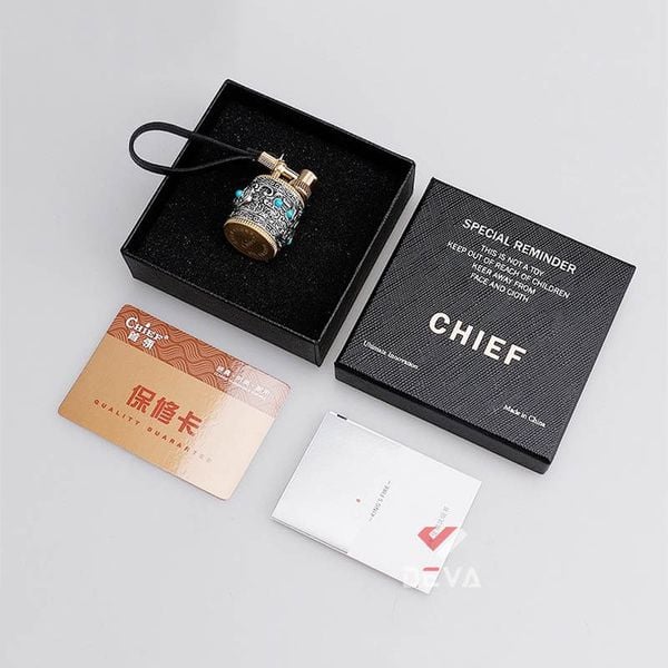 Bật lửa móc khoá Chief vỏ xoay mạ bạc hoa văn nổi đính đá CF716