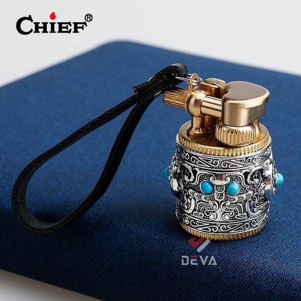 Bật lửa móc khoá Chief vỏ xoay mạ bạc hoa văn nổi đính đá CF716