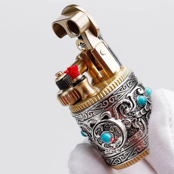 Bật lửa móc khoá Chief vỏ xoay mạ bạc hoa văn nổi đính đá CF716