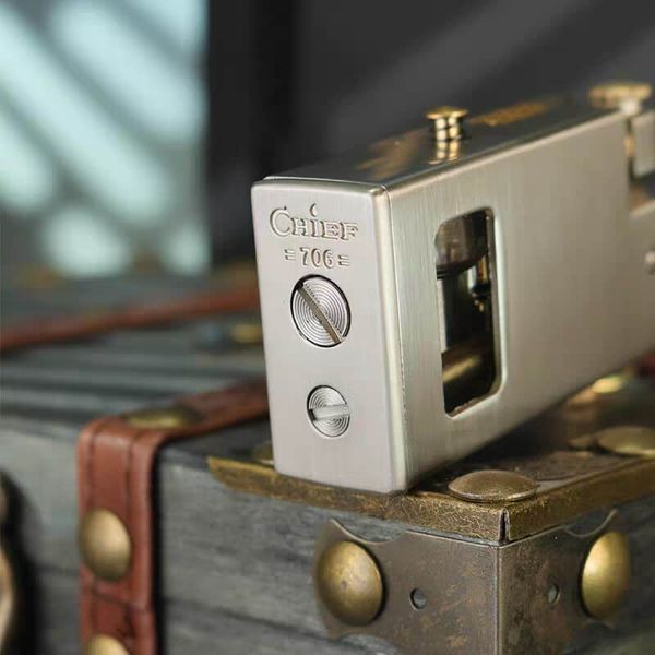 Bật lửa xăng đá chính hãng Chief có móc treo bình xăng lộ thiên kèm chốt bơm CF706