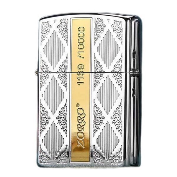 Bật lửa xăng đá Zorro hoa văn chìm sọc vàng bản giới hạn Z92013