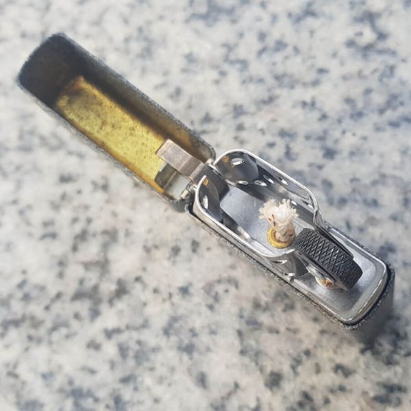 Zippo Chủ Đề Biểu Tượng Ngọn Lửa Phong Cách Metal Z350