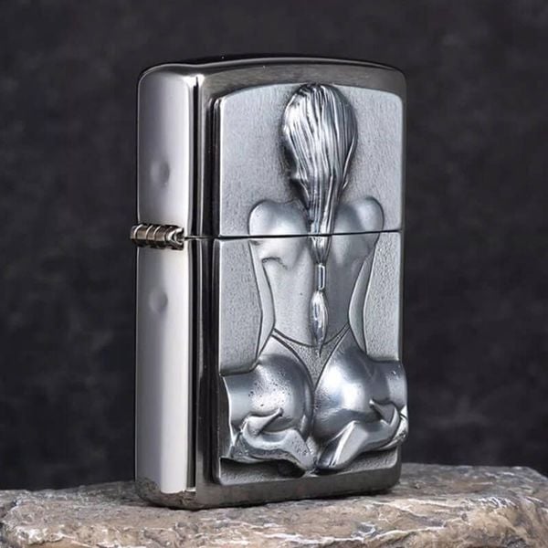 Zippo ốp Emblem Cô Gái Gợi Cảm ZN244