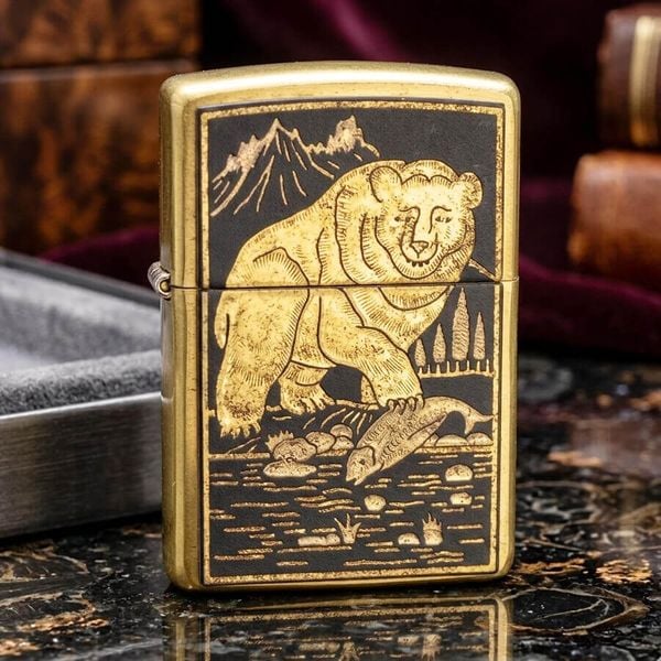 Zippo 1995 Emblem Hình Gấu Bắt Cá – Đời XI La Mã – Bản Ốp Nổi Thủ Công C123