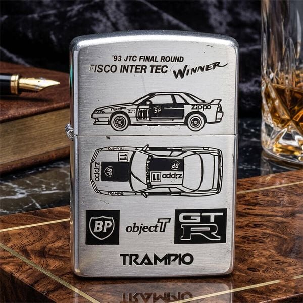 Zippo 1993 Đội Đua Trampio – Đời IX La Mã – Bản Gift Set Thể Thao Tốc Độ C101