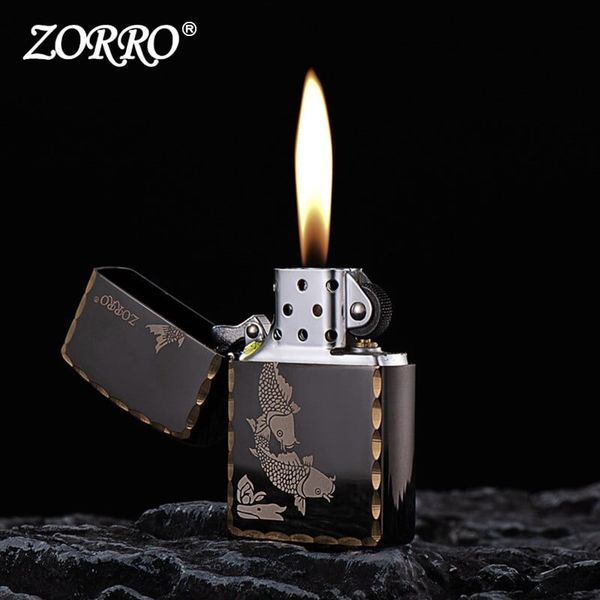 Bật lửa xăng đá Zorro đen bóng viền gõ búa chủ đề cá chép Z91325A