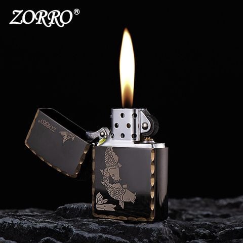 Bật lửa xăng đá Zorro đen bóng viền gõ búa chủ đề cá chép Z91325A