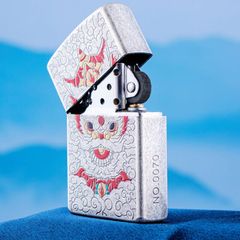 Bật lửa xăng đá Zorro khắc đầu lân may mắn số giới hạn Z91909