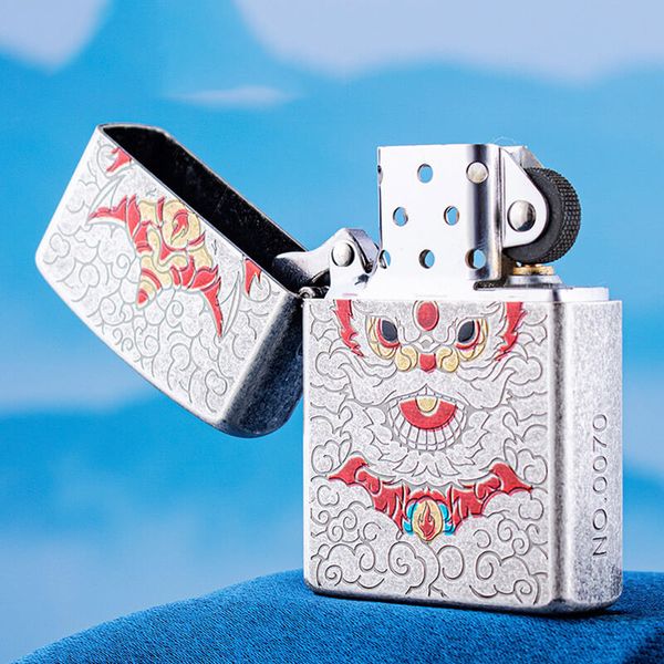 Bật lửa xăng đá Zorro khắc đầu lân may mắn số giới hạn Z91909