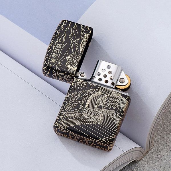 Bật lửa xăng đá Zorro chủ đề Vạn Lý Trường Thành mạ vàng Z2-1076