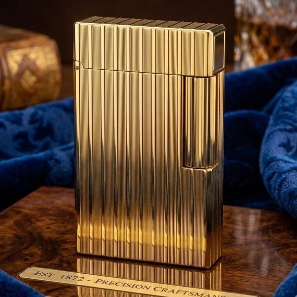 S.T. Dupont Ligne 1 (1 Lỗ) – Bọc Vàng 20 Microns – Họa Tiết Vân Kẻ Dọc Thanh Lịch DPH75