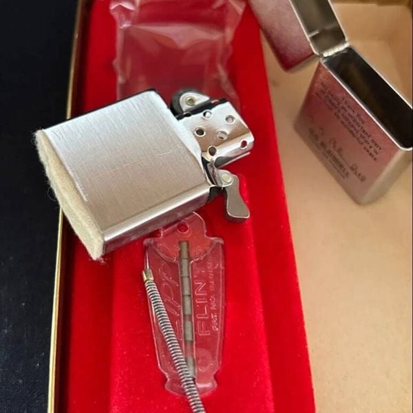 Set Bật Lửa Zippo 40th Anniversary (1932-1972) – Phiên Bản Kỷ Niệm 40 Năm – Bản Sưu Tầm Di Sản Cổ Điển (Full Box)