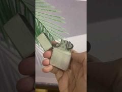 Zippo Tái Bản 1935 Bản Lề Ngoài Vân Nhỏ Kẻ Dọc ZN197-video