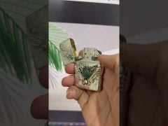 Zippo mạ vàng hoa văn chìm ốp Emblem Cổ Ngọc ZN318-video