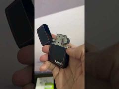 Zippo sơn đen kẻ đỏ ZT55-video