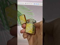 Zippo kẻ vàng chéo khắc Logo hãng Simon Carter ZN327-video