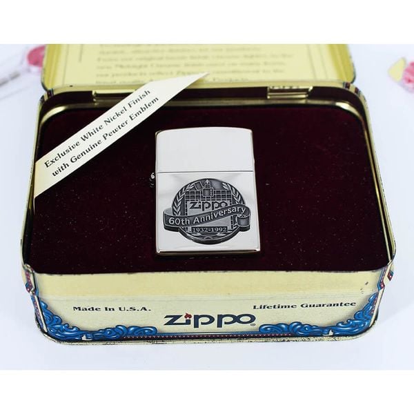 Zippo 1992 Kỷ Niệm 60 Năm (1932-1992) – Lớp Vỏ White Nickel Finish Sang Trọng – Đời VIII La Mã C95