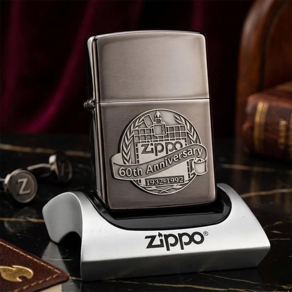 Zippo 1992 Kỷ Niệm 60 Năm (1932-1992) – Lớp Vỏ White Nickel Finish Sang Trọng – Đời VIII La Mã C95