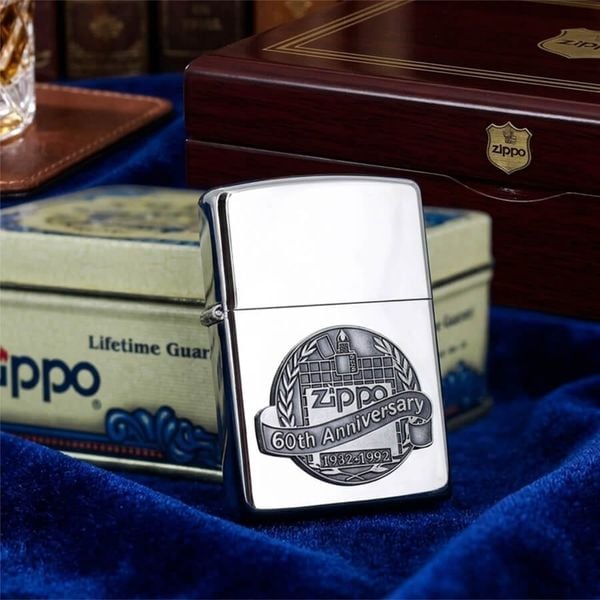 Zippo 1992 Kỷ Niệm 60 Năm (1932-1992) – Lớp Vỏ White Nickel Finish Sang Trọng – Đời VIII La Mã C95