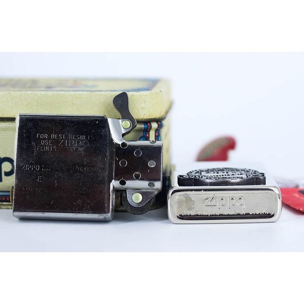 Zippo 1992 Kỷ Niệm 60 Năm (1932-1992) – Lớp Vỏ White Nickel Finish Sang Trọng – Đời VIII La Mã C95