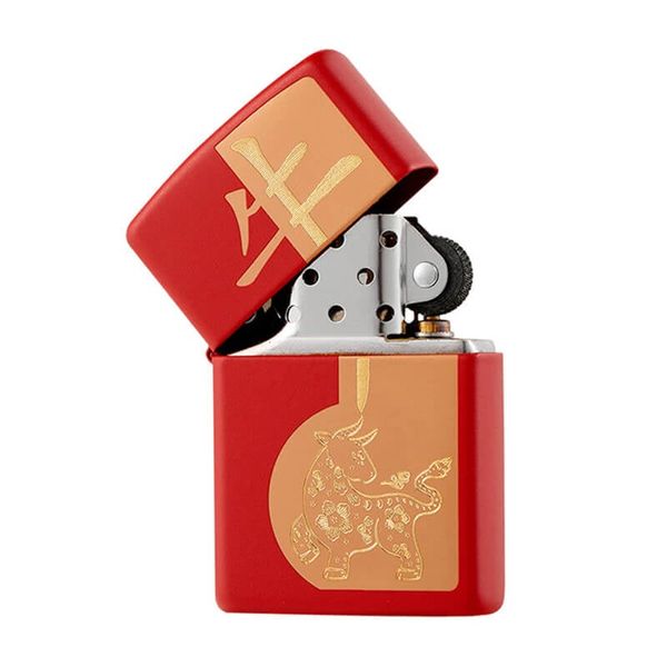 Zippo Mỹ chính hãng Sơn Đỏ Khắc Hình Chú Trâu 2021 Z392