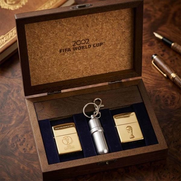 Set Zippo 2002 FIFA World Cup Korea Japan – Bản Giới Hạn Limited Edition – Kèm Bình Đựng Xăng Mini C120