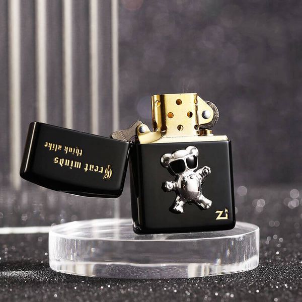 Set Bật Lửa Zippo Ốp Emblem Gấu Bạc Kèm Kính Mắt Cao Cấp ZN143