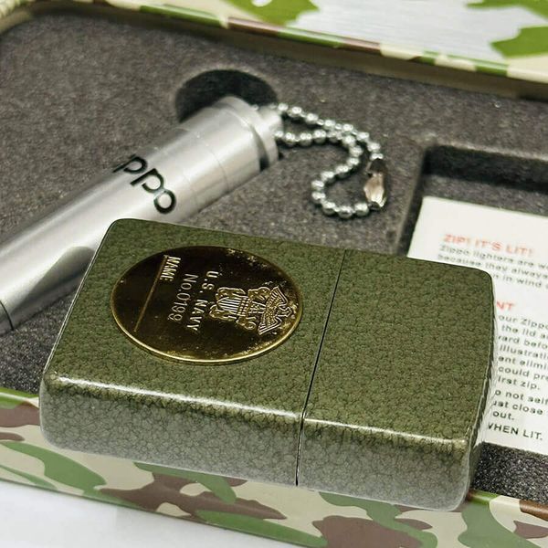 Set Zippo Limited Edition Quân Đội Mỹ – Vỏ Sơn Crackle Xanh Olive Chống Trầy – Kèm Bình Xăng Viên Đạn C130