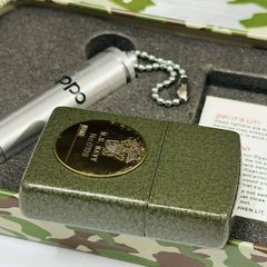 Set Zippo Limited Edition Quân Đội Mỹ – Vỏ Sơn Crackle Xanh Olive Chống Trầy – Kèm Bình Xăng Viên Đạn C130