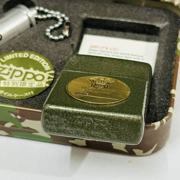 Set Zippo Limited Edition Quân Đội Mỹ – Vỏ Sơn Crackle Xanh Olive Chống Trầy – Kèm Bình Xăng Viên Đạn C130