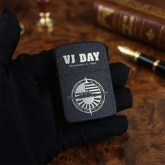 Zippo 60th Anniversary Victory in Europe & Japan (1945–2005) – Bản Kỷ Niệm 60 Năm Kết Thúc Thế Chiến II – Đỉnh Cao Sưu Tầm Di Sản