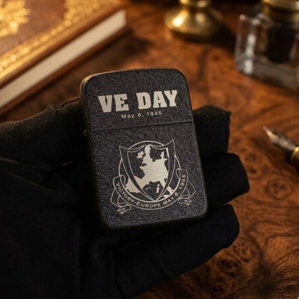 Zippo 60th Anniversary Victory in Europe & Japan (1945–2005) – Bản Kỷ Niệm 60 Năm Kết Thúc Thế Chiến II – Đỉnh Cao Sưu Tầm Di Sản