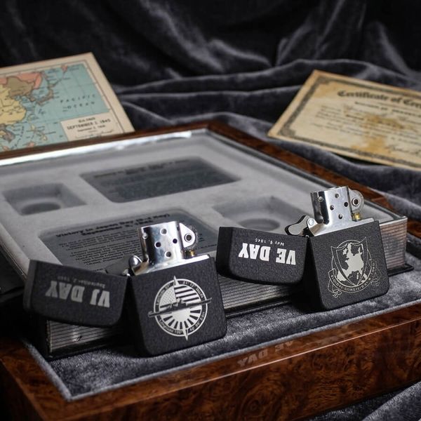 Zippo 60th Anniversary Victory in Europe & Japan (1945–2005) – Bản Kỷ Niệm 60 Năm Kết Thúc Thế Chiến II – Đỉnh Cao Sưu Tầm Di Sản