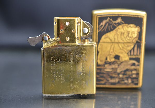Zippo 1995 Emblem Hình Gấu Bắt Cá – Đời XI La Mã – Bản Ốp Nổi Thủ Công C123