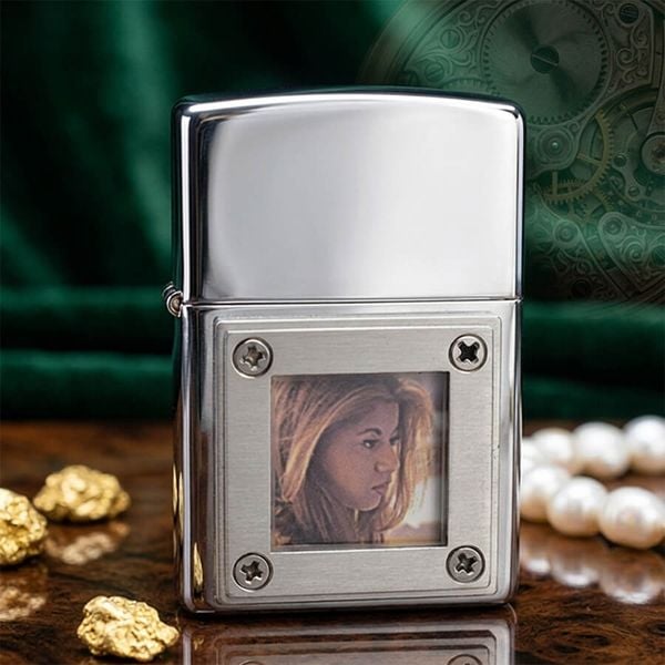 Zippo 2002 emblem gắn khung hình C32