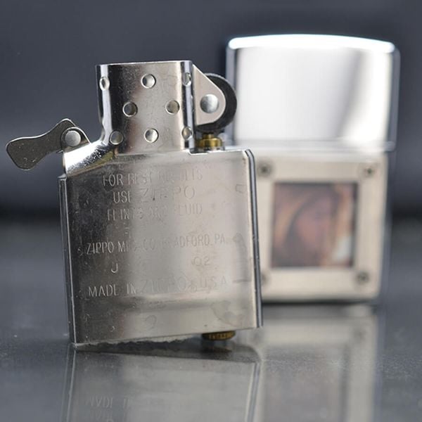 Zippo 2002 emblem gắn khung hình C32