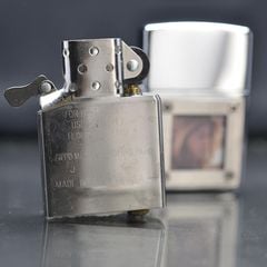 Zippo 2002 emblem gắn khung hình C32