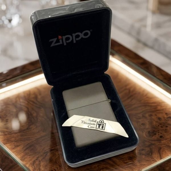 Zippo Solid Titanium 2001 – Vỏ Titanium Nguyên Khối – Đời La Mã Số 01 – Tuyệt Phẩm Sưu Tầm